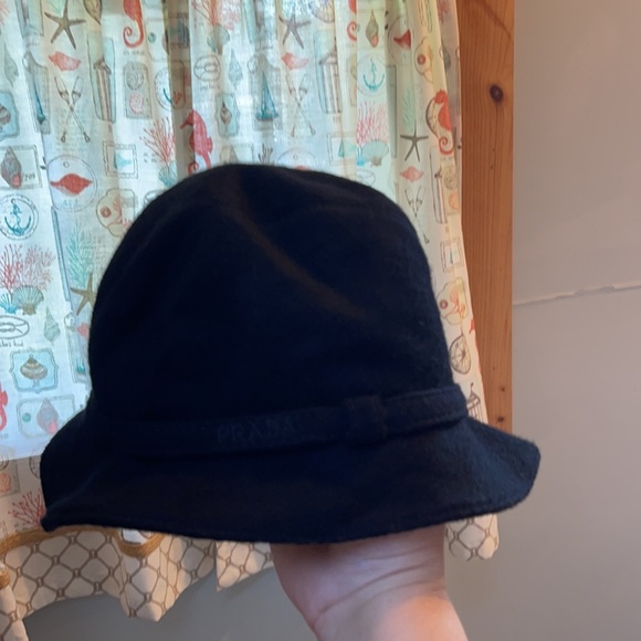 Prada - Picture 3 of 5